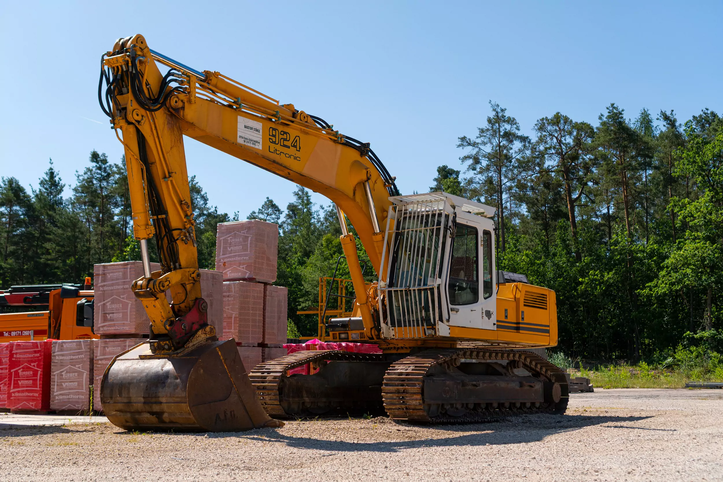 gelber Einarm Bagger der Firma Stähle