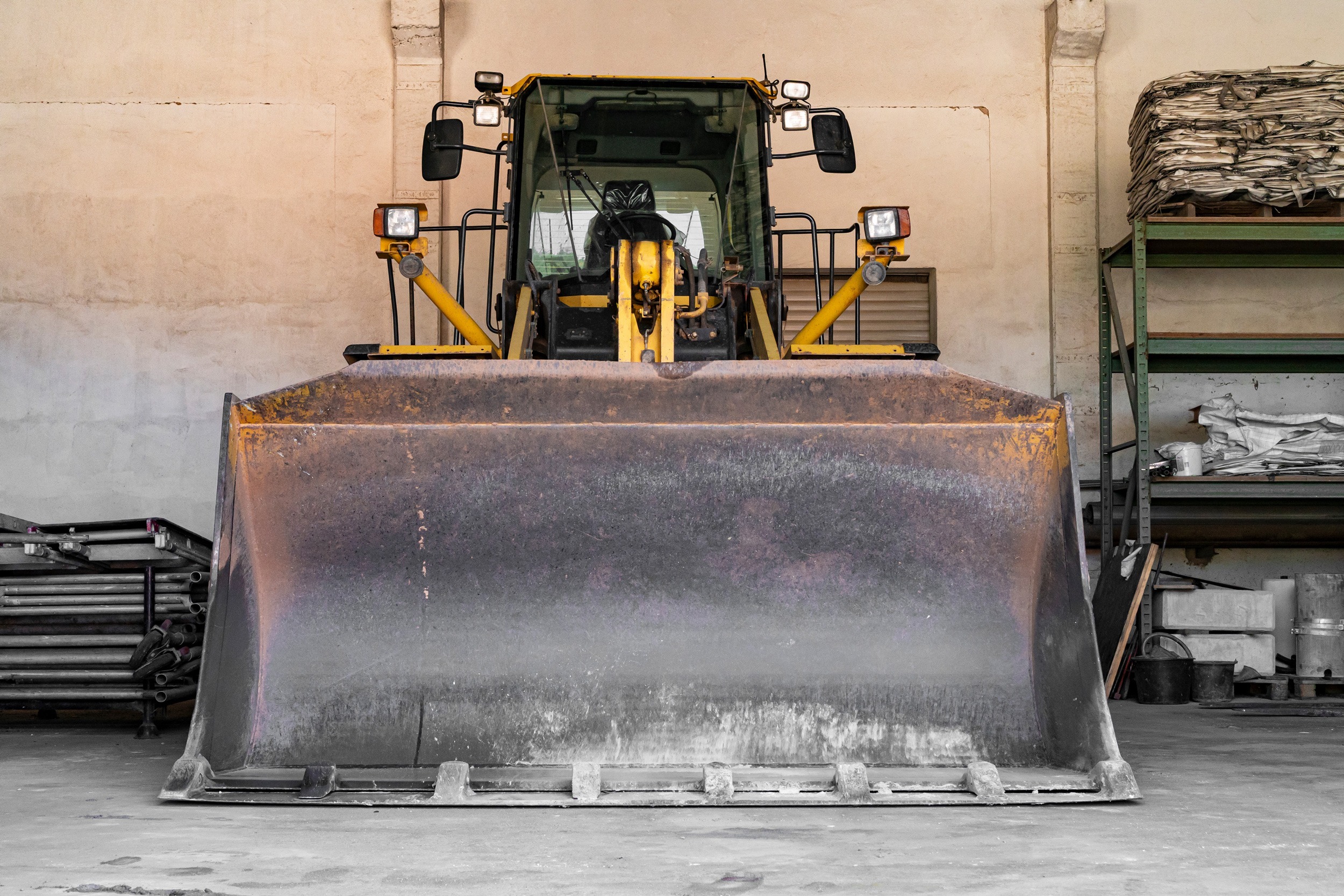 Frontalansicht des großen Radladers mit Blick auf die Schaufel