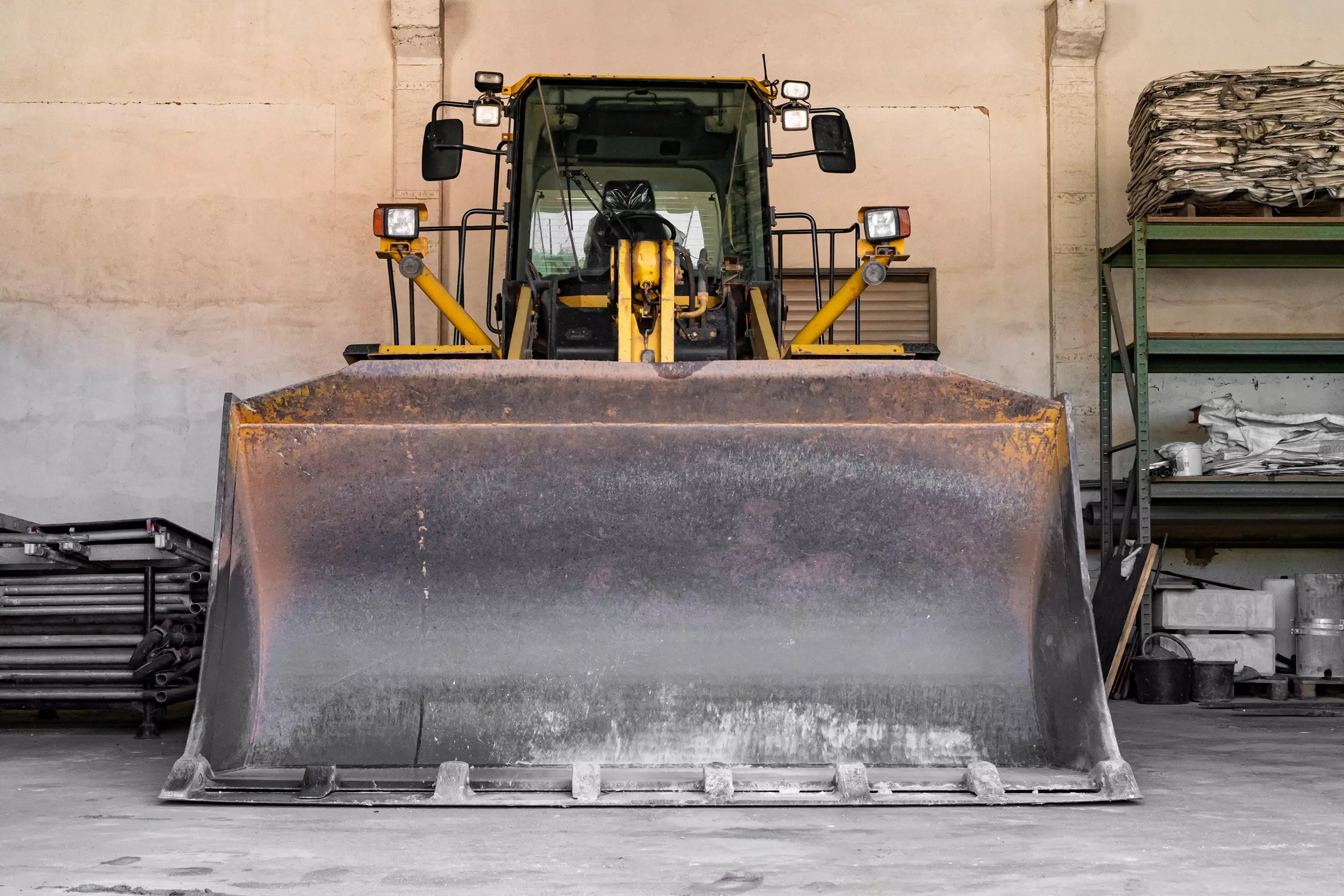 Frontalansicht des großen Radladers mit Blick auf die Schaufel