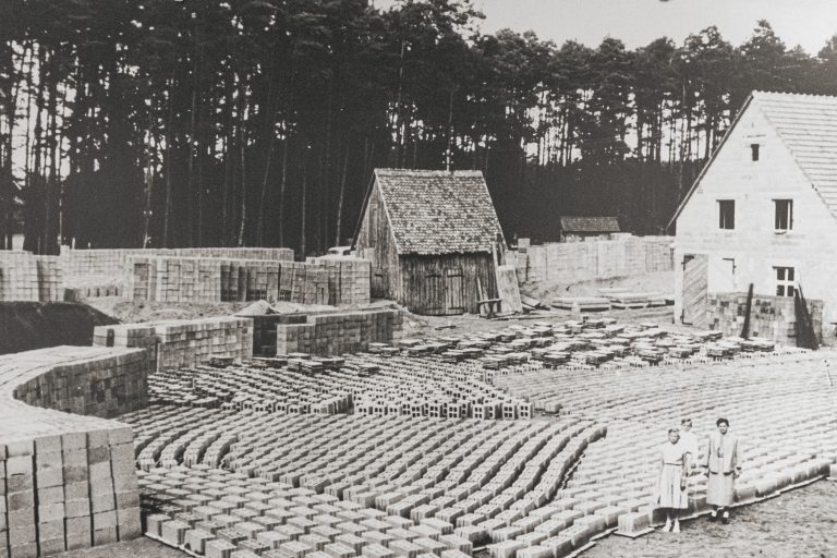 historische Aufnahme mit Baustoffen im Hof