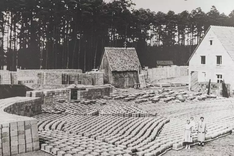 historische Aufnahme mit Baustoffen im Hof