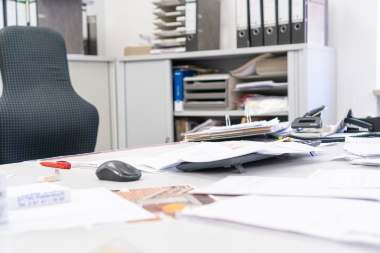 Nahaufnahme des Schreibtischs als Mood für die Seite