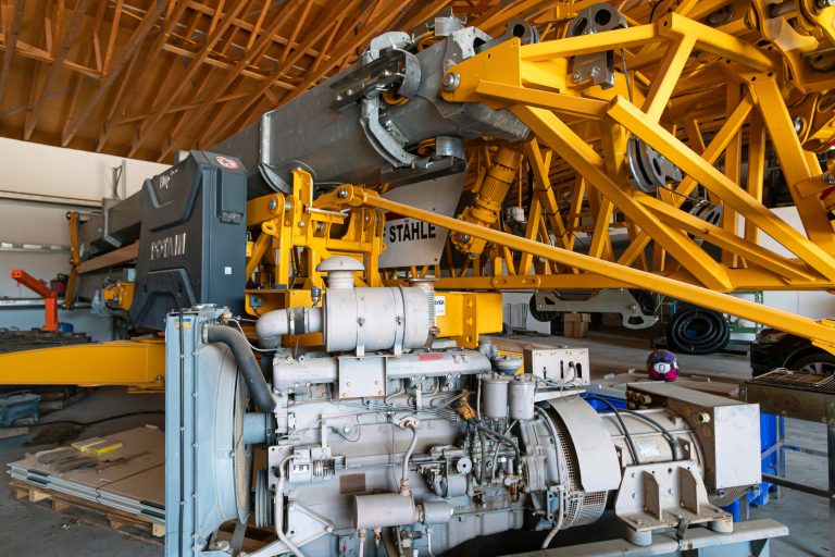 großer Baukran eingelagert in der Firmenhalle